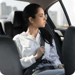 Mujer en asiento trasero de vehiculo